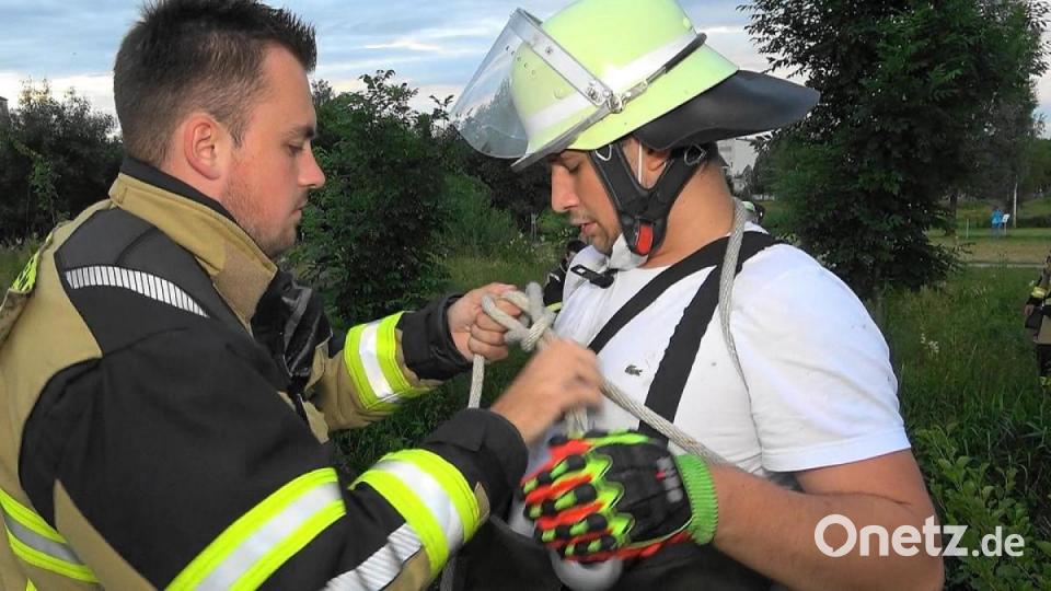 Ölsperren setzten Helfer der Feuerwehr Tirschenreuth nach einer Verschmutzung der Waldnaab beim Fischhofpark. Bild: nic