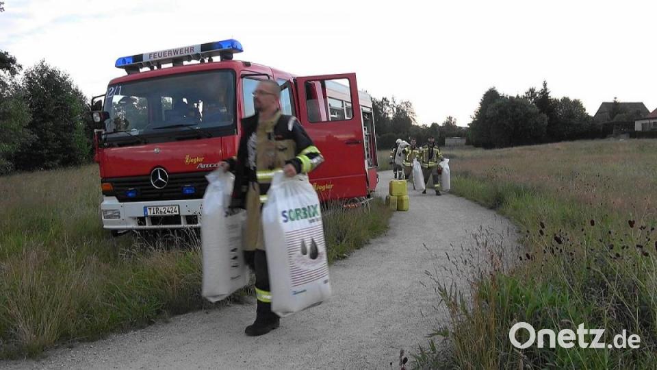 Ölsperren setzten Helfer der Feuerwehr Tirschenreuth nach einer Verschmutzung der Waldnaab beim Fischhofpark. Bild: nic