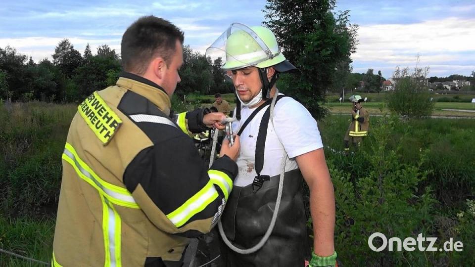 Ölsperren setzten Helfer der Feuerwehr Tirschenreuth nach einer Verschmutzung der Waldnaab beim Fischhofpark. Bild: nic