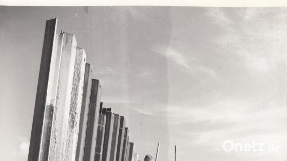 Eien Aufnahme vom Einbau einer Schmalwand in den Damm zur Abdichtung. Archivbild: ak