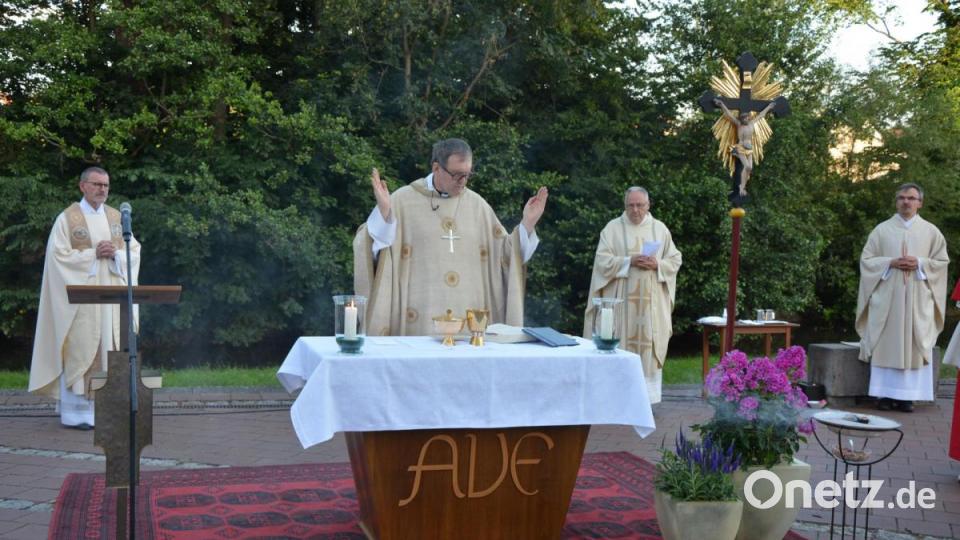 Dekan Dr. Thomas Vogl aus Waldsassen, Weihbischof Dr. Josef Graf aus Regensburg, Regionaldekan Georg Flierl aus Tirschenreuth und Prodekan Martin Besold aus Erbendorf (von links) standen beim Kapiteljahrtag gemeinsam am Altar. Bild: jr