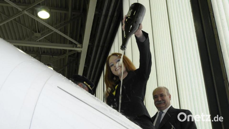 Taufpatin Barbara Meier mit Sektflasche in Aktion. Archivbild: Petra Hartl