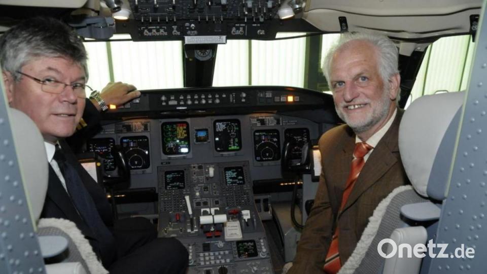 Der frühere Oberbürgermeister Wolfgang Dandorfer (rechts) nahm im Zuge der Taufzeremonie auch einmal im Cockpit Platz. Archivbild: Petra Hartl