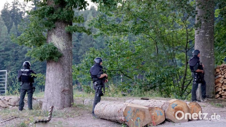 Am Sonntag hat ein Mann bei einer Kontrolle Polizisten bedroht und entwaffnet. Anschließend ist er geflohen. Mit einem Großaufgebot wird nun nach dem Flüchtigen gesucht. Bild: Sven Kohls/dpa