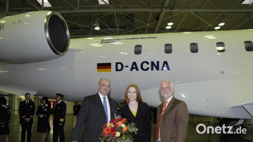 Bei einer feierlichen Taufzeremonie auf dem Flughafen Nürnberg am 14. Mai 2009 erhielt das Flugzeug mit dem Kennzeichen D-ACNA den Namen "Amberg". Topmodel Barbara Meier war als Taufpatin eingeladen. Rechts im Bild der damalige Oberbürgermeister Wolfgang Dandorfer, links das damalige Eurowings-Vorstandsmitglied Peter Kranich. Archivbild: Petra Hartl