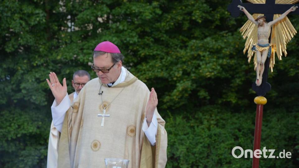 Weihbischof Dr. Josef Graf freute sich, endlich wieder mal einen Festgottesdienst feiern zu dürfen. Bild: jr