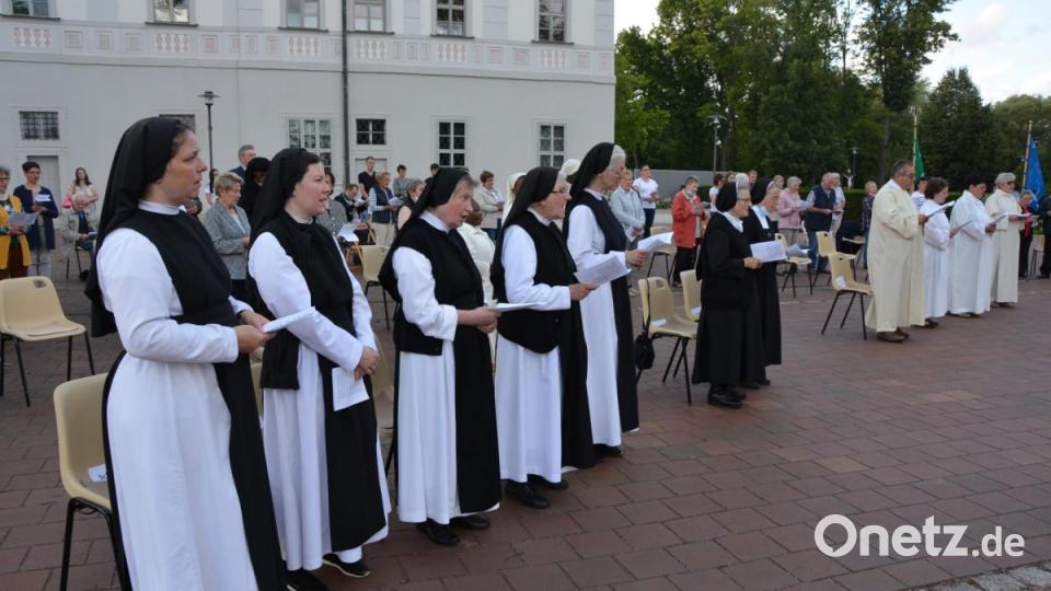 Im Freien wurde am Donnerstagabend der Gottesdienst gefeiert. Bild: jr