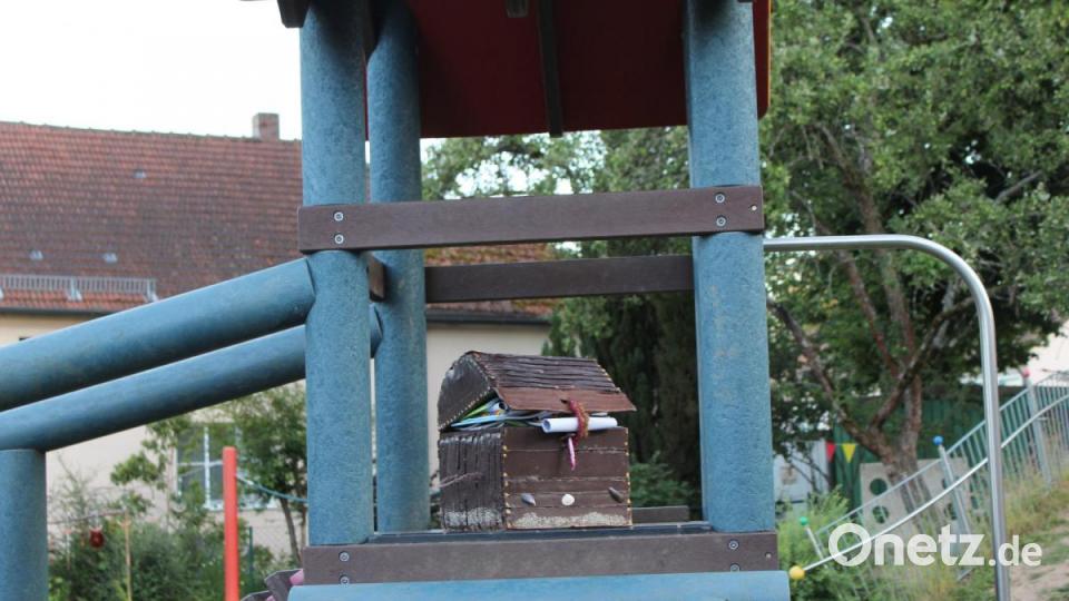 Eine Schatzkiste durfte natürlich nicht fehlen. Schwer versteckt war sie auf dem Kletterturm aber nicht. Bild: fks