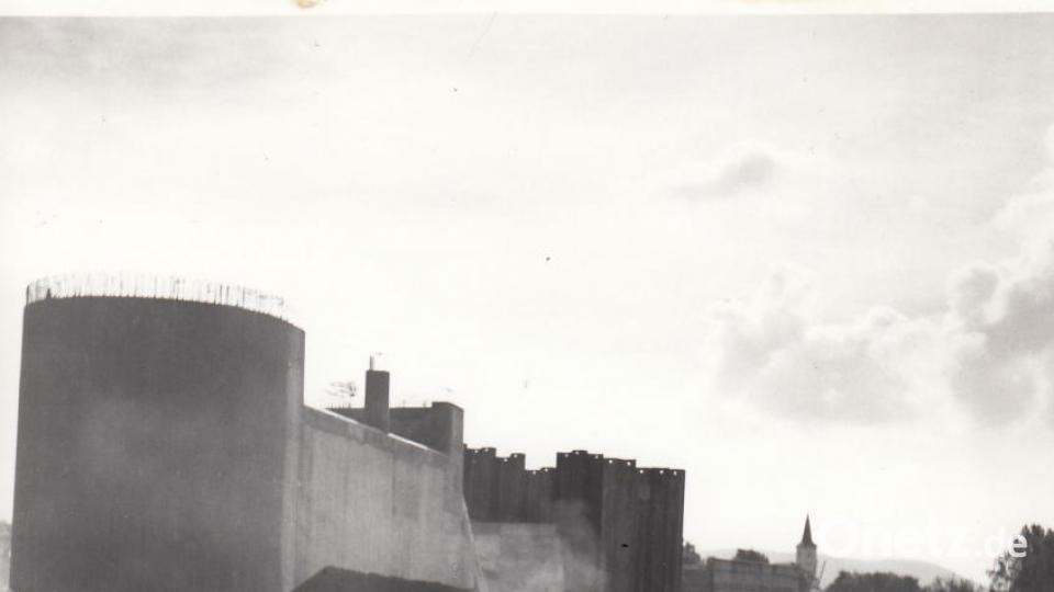 Aus 1500 Kubikmeter Beton und 25 Tonnen Baustahl entstand das Ablaufbauwerk, das automatisch den Hochwasserabfluss regelt. Archivbild: ak