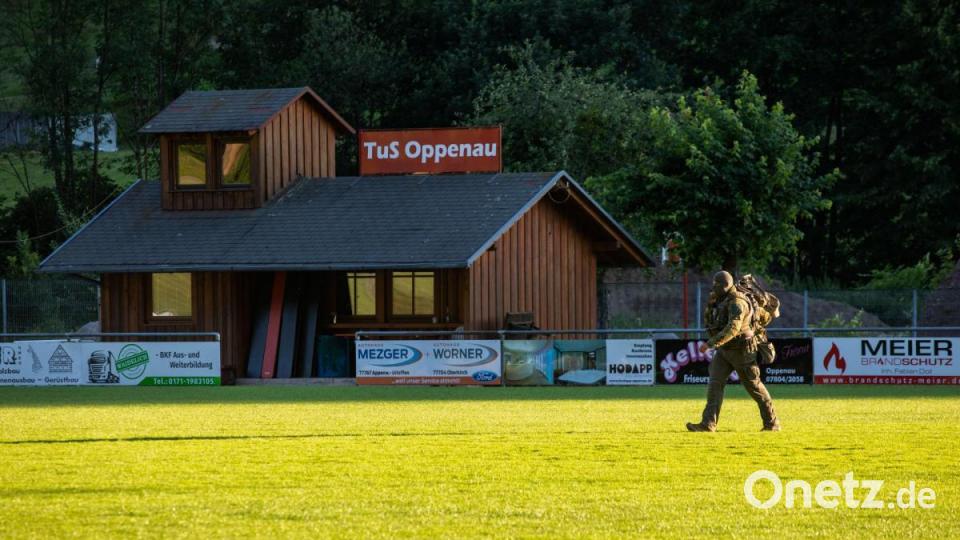Am Montagmorgen setzten die Einsatzkräfte die Suche fort. Bild: Philipp von Ditfurth/dpa