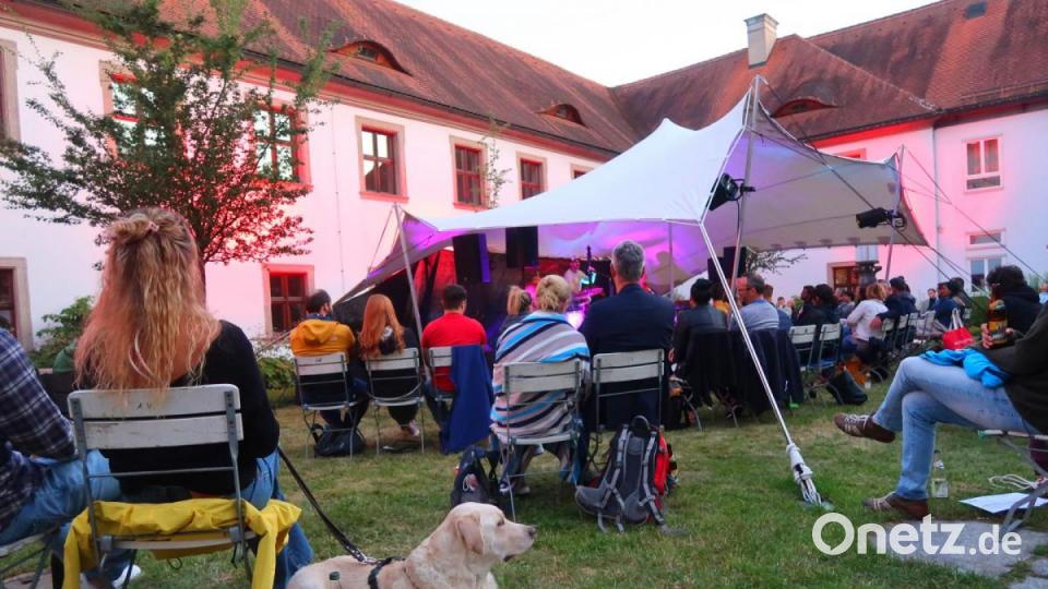 Mit außergewöhnlichen Klängen überrascht das &quot;Trio Elf&quot; auf der Sommersünden-Bühne im Innenhof der Regionalbibliothek. Bild: Kunz