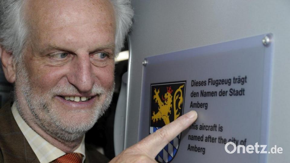 Der damalige Oberbürgermeister Wolfgang Dandorfer neben der Tafel, die im vorderen Kabinenbereich des Flugzeugs installiert wurde. Archivbild: Petra Hartl