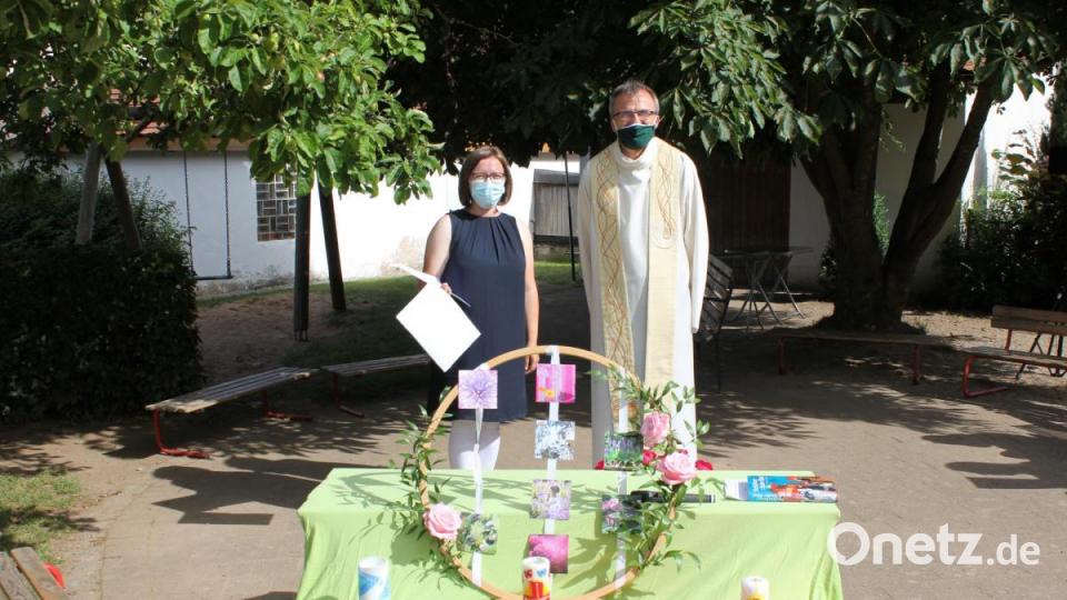 Kindergartenleiterin Stefanie Unterburger (links) und Pfarrer Marin Besold präsentierten den liebevoll gestalteten Altar in den Gruppenfarben. Bild: fks
