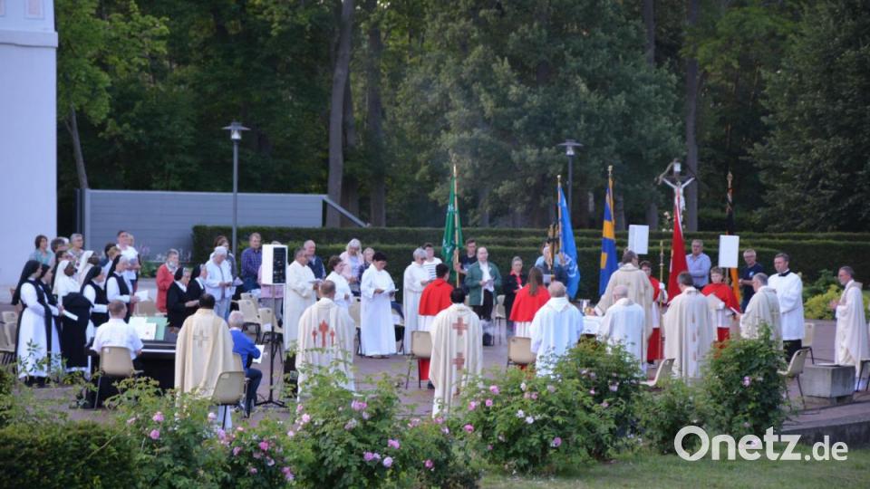 Blick von der Brücke über die Wondreb zum Gottesdienst im Freien Bild: jr