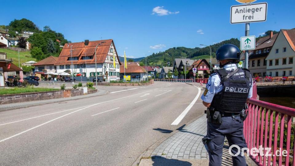 Ein Großaufgebot der Polizei rückte an, sperrte Straßen und warnte die Bürger, vorsichtig zu sein. Bild: Philipp von Ditfurth/dpa