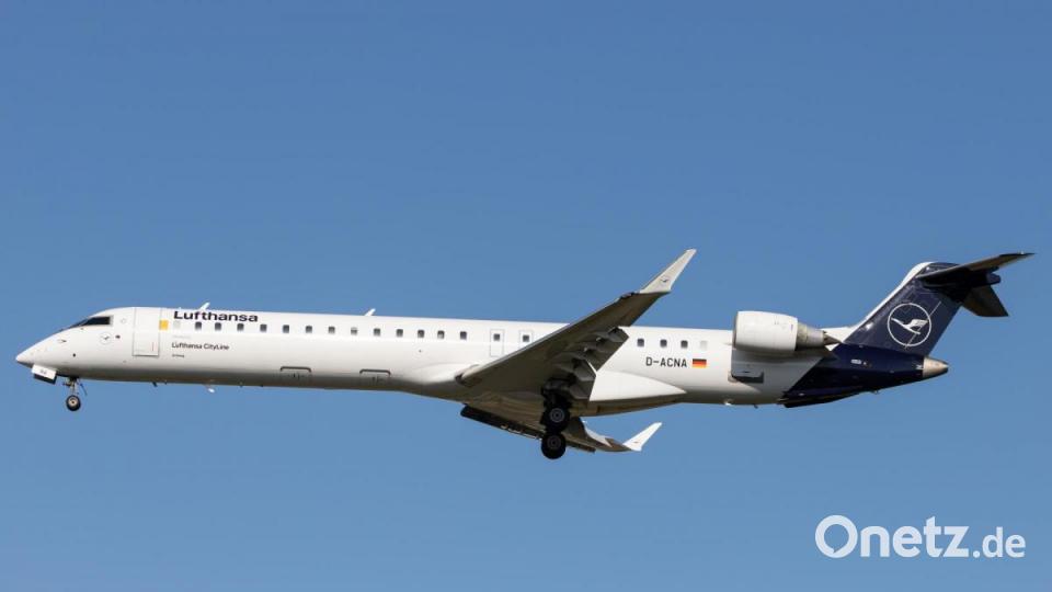 Der Bombardier CRJ900 mit dem Kennzeichen D-ACNA und dem Taufnamen "Amberg" ging nach 109 Tagen am Boden wieder in Dienst. Das Foto zeigt den Jet in der aktuellen Lufthansa-Lackierung Ende Oktober 2019 beim Landeanflug auf den Flughafen Frankfurt. Bild: Kevin Hackert/exb