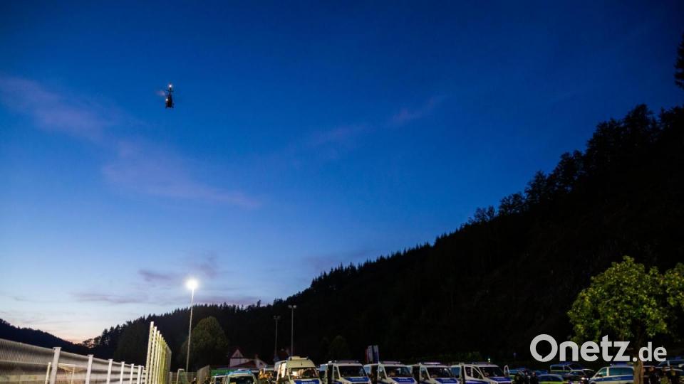 Auch am Sonntagabend konnte die Polizei noch keine Entwarnung geben, ein Hubschrauber dreht unverrichteter Dinge ab. Bild: Philipp von Ditfurth/dpa