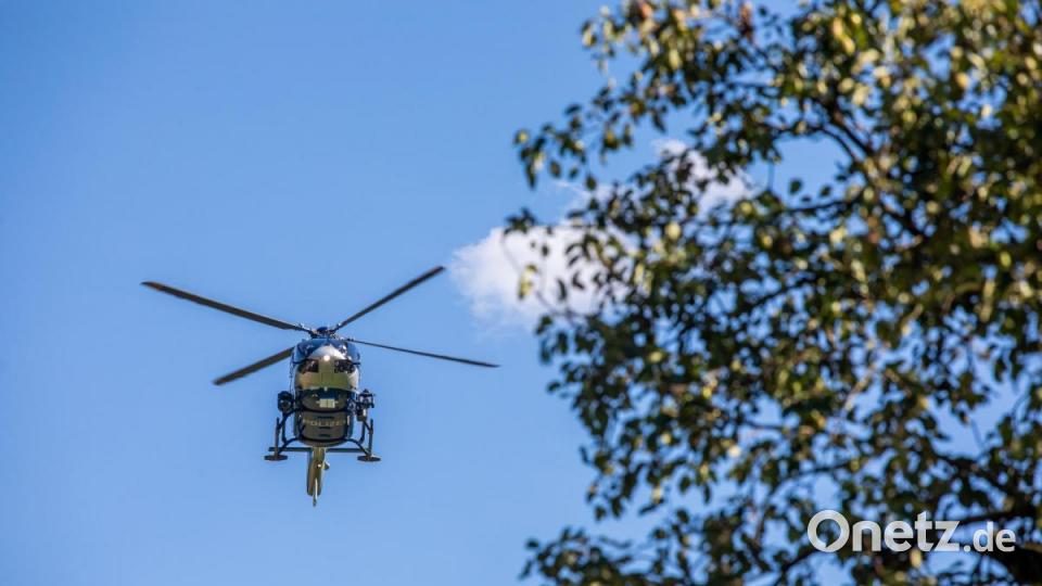 Insgesamt waren zwei Hubschrauber im Einsatz, um das Gebiet von oben abzusuchen. Bild: Philipp von Ditfurth/dpa