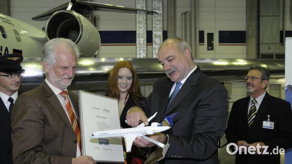 Fürs Büro des damaligen Oberbürgermeisters gab’s eine kleine Ausgabe des Regionaljets, für die Wand im Dienstzimmer die gerahmte Taufurkunde. Von links Wolfgang Dandorfer, Barbara Meier und das damalige Eurowings-Vorstandsmitglied Peter Kranich. Archivbild: Petra Hartl