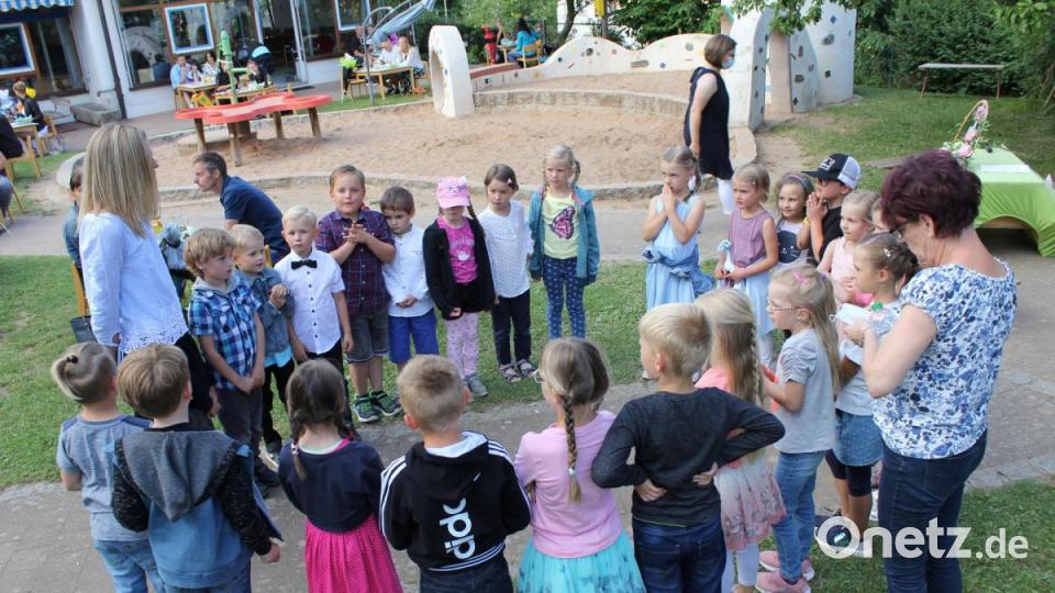 Gespannt lauschten die Vorschulkinder ihren Erzieherinnen. Gleich fiel nämlich der Startschuss zur spannenden Suche des Piratenschatzes.. Bild: fks
