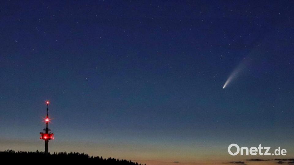 Komet Neowise und der Funkturm bei Weiden. Bild: za