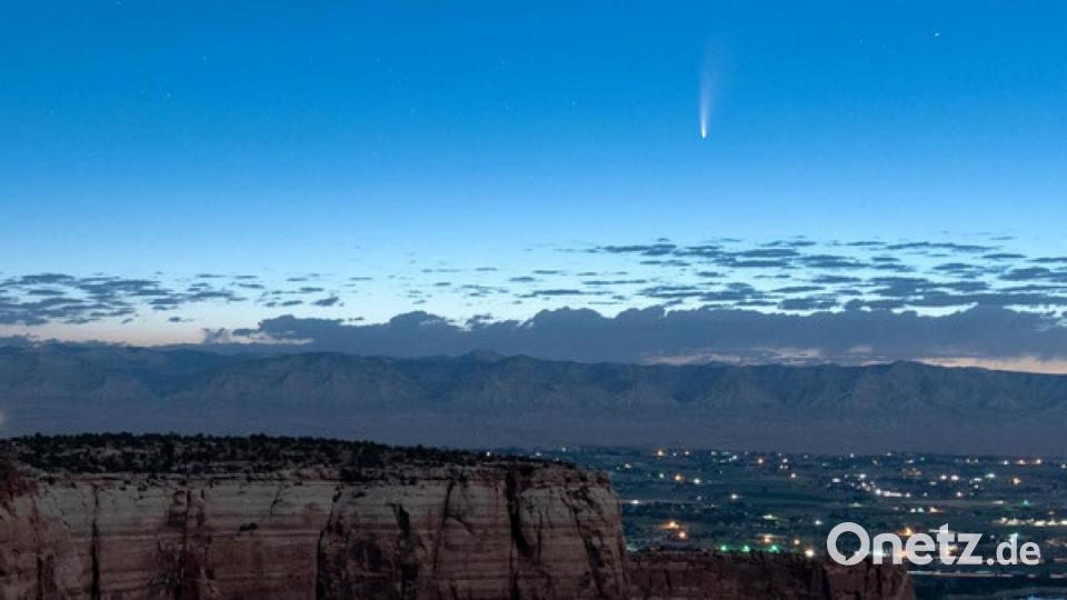 Komet Neowise zeigt sich am frühen Morgen über dem National Monument im US-amerikanischen Colorado. Bild: Conrad Earnest/dpa