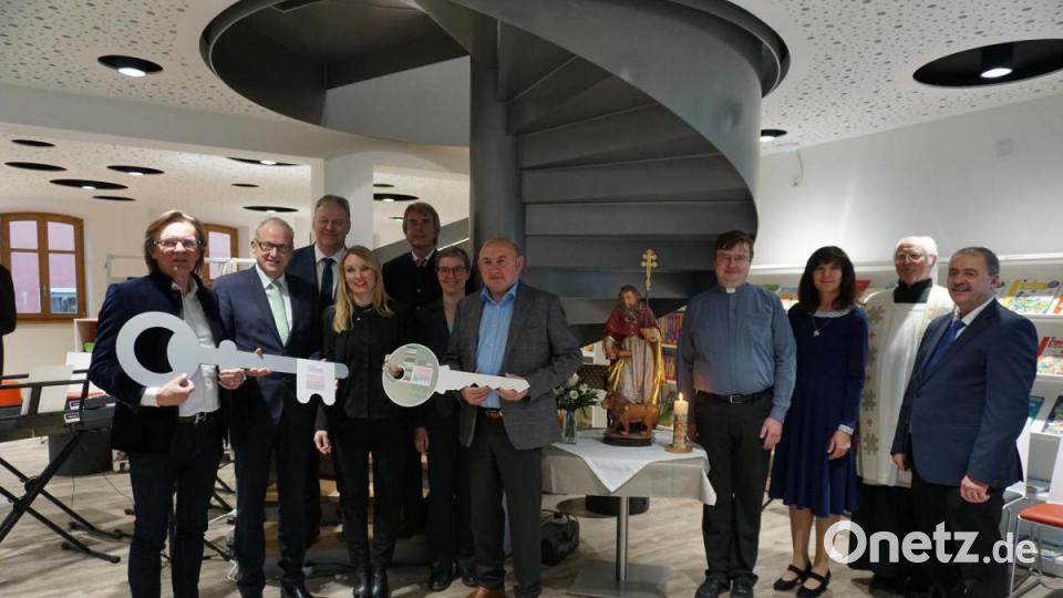 Sie freuen sich über die Schlüsselübergabe und nehmen die Figur des heiligen Hieronymus in ihre Mitte (von links): Architekt Wolfgang Brummer, Bürgermeister Bernhard Lindner, Landrat Richard Reisinger, Architektin Miriam Färber, Regierungspräsident Axel Bartelt, Doris Glonnegger (Landesfachstelle für Bibliotheken) und Zweiter Bürgermeister Georg Götz sowie (von rechts) Gebenbachs Bürgermeister Peter Dotzler, Pfarrer Hans Peter Heindl, Dritte Bürgermeisterin Evi Höllerer und Pfarrer Roland Kurz. Bild: ibj