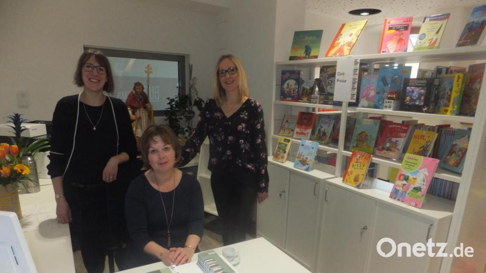 Das Bücherei-Team mit Cornelia Kemmel, Angelika Englhart und Anita Pirner (von links) sorgt für einen reibungslosen Ablauf während der Öffnungszeiten. Bild: ibj