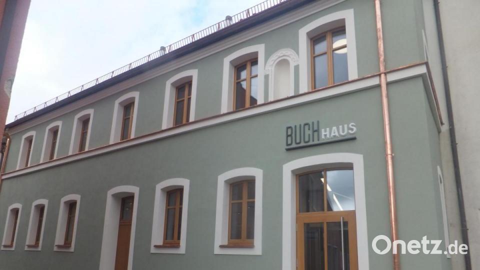 Mit großem Aufwand wird die Westfassade des Buch-Hauses saniert und in das Gebäude integriert. Bild: ibj