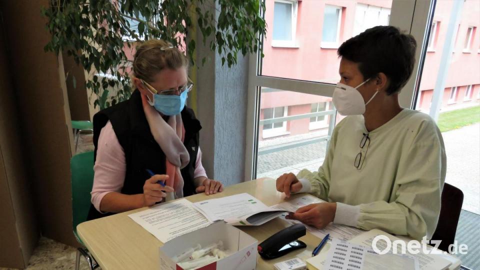Vor der Blutentnahme müssen jede Menge Unterlagen ausgefüllt werden. Bild: ubb
