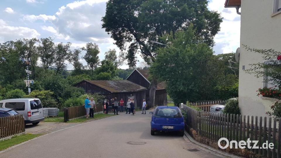 Parkende Autos in dieser Kurve in Altentreswitz sind Auslöser für einen Nachbarschaftsstreit, den der Verkehrsausschuss auch mit Hilfe des zuständigen Polizeibeamten Jakob Stahl nicht schlichten kann. Es darf dort geparkt werden, weil die Straße an der Stelle breit genug ist. Der Antrag auf ein Halteverbot wurde abgelehnt. Bild: ck