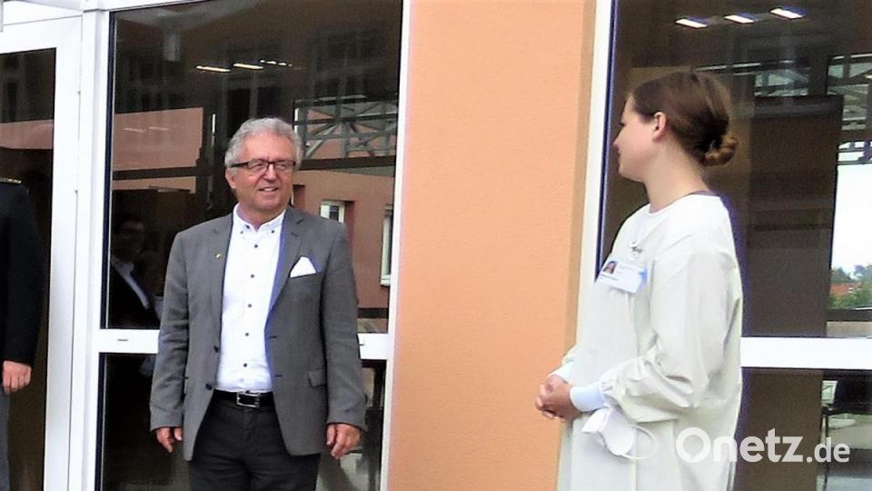 Bürgermeister Toni Dutz lässt sich von der Universitätsärztin Stephanie Beileke erklären, wie der Testbetrieb in Wiesau läuft. Beileke ist sehr zufrieden. Bild: ubb
