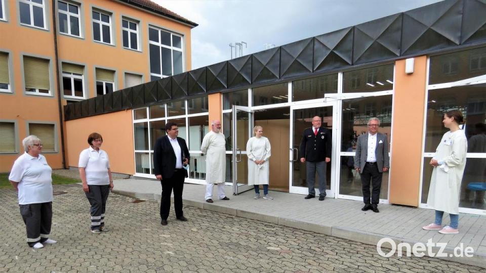 Inge Fischer, Christine Arnold, Holger Schedl (Kreisgeschäftsführer), Helmut Langer (Leiter Wiesau), Nicole Steiner und Christian Stahl (Kreisbereitschaftsleiter) vom BRK (von links) freuen sich wie Ärztin Stephanie Beileke (rechts) über den Besuch von Bürgermeister Toni Dutz (Zweiter von rechts), der sich bei allen für ihren Einsatz bedankt. Bild: ubb