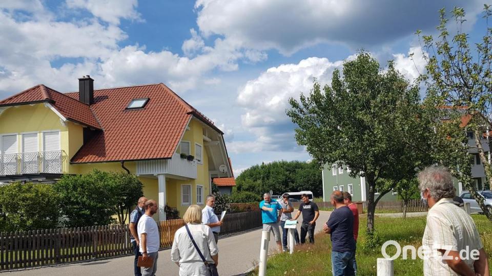 Die weißen Begrenzungspfosten im Gebiet "Breite Wiesen" bleiben an Ort und Stelle. Ohne sie würde nur noch schneller durch das Wohngebiet gefahren, lautete das Fazit des Verkehrsausschusses am Dienstag. Bild: ck