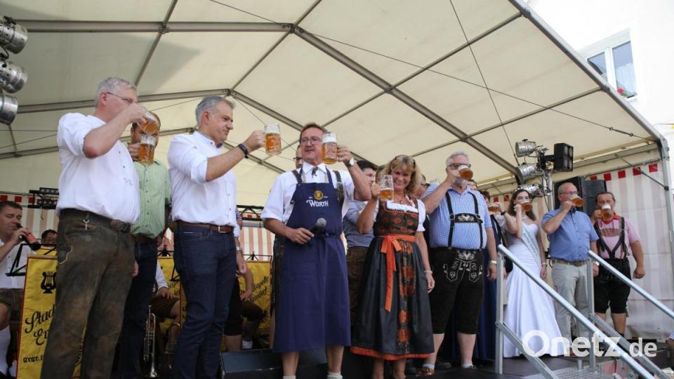 Ehrengäste und Stadträte stoßen mit Bürgermeister Hans Donko auf ein gutes 21. Erbendorfer Bürgerfest an. Bild: njn