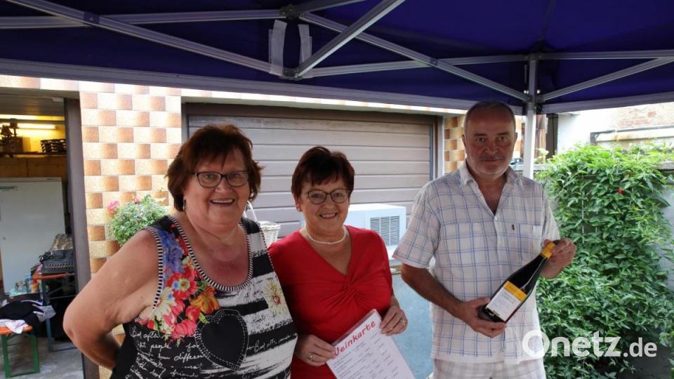 Für die besten Weine sorgt in der Weinlaube die AsF mit (von links) Vorsitzender Christine Trenner, Bezirksrätin Brigitte Scharf und Franz Bauer jun. Bild: njn