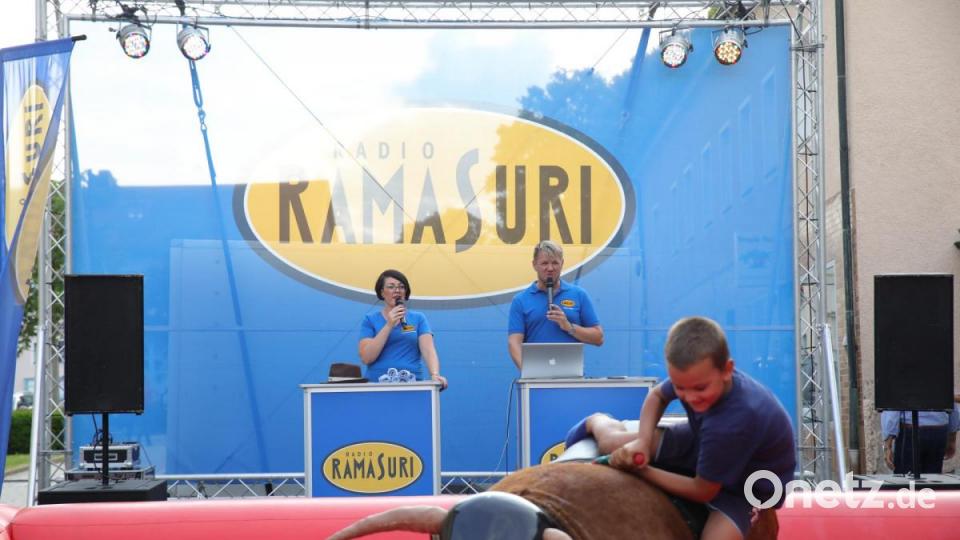 Radio Ramasuri präsentiert das Bull-Riding beim Bürgerfest. Bild: njn