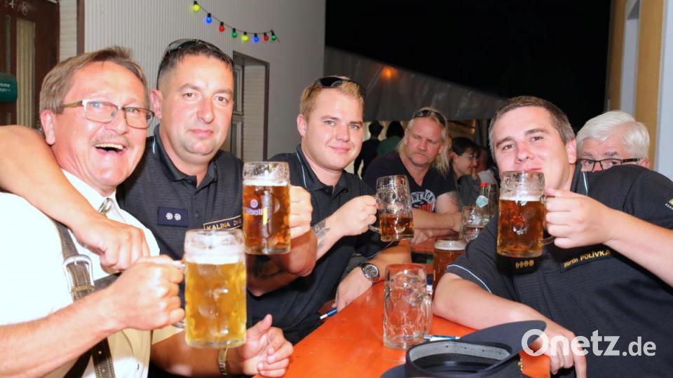 Eine Abordnung der Feuerwehr aus dem tschechischen Plesna mit Kommandant Martin Polivka besucht das Bürgerfest. Mit auf dem Foto Bürgermeister Hans Donko (links). Bild: JOCHEN NEUMANN 
ERBENDORF
