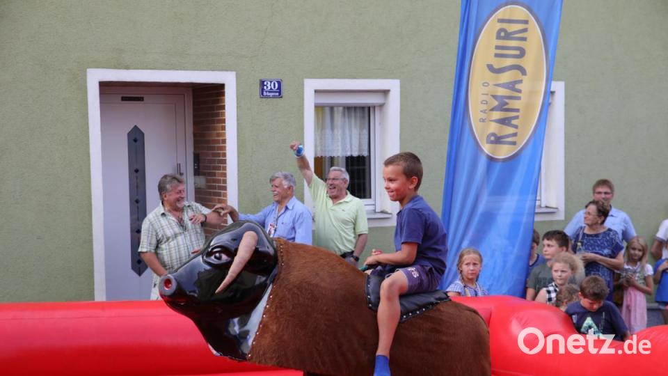 Radio Ramasuri präsentierte das Bull-Riding beim Bürgerfest. Bild: njn