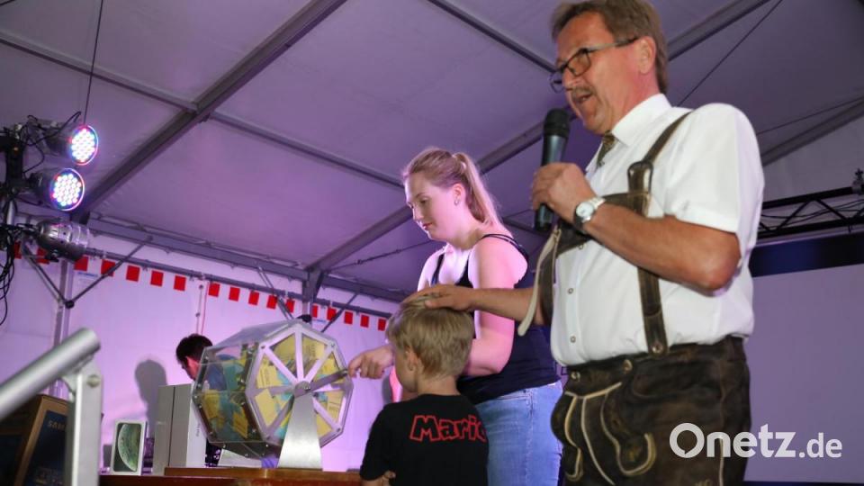 Mitternachtsverlosung mit &quot;Glücksfee&quot; Jannik. Mit auf dem Bild (von rechts) Bürgermeister Hans Donko und Carolin Böckl. Bild: njn