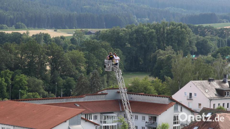 Einen Blick von oben auf das Bürgerfest ermöglicht die Feuerwehr mit ihrer Drehleiter. Bild: njn