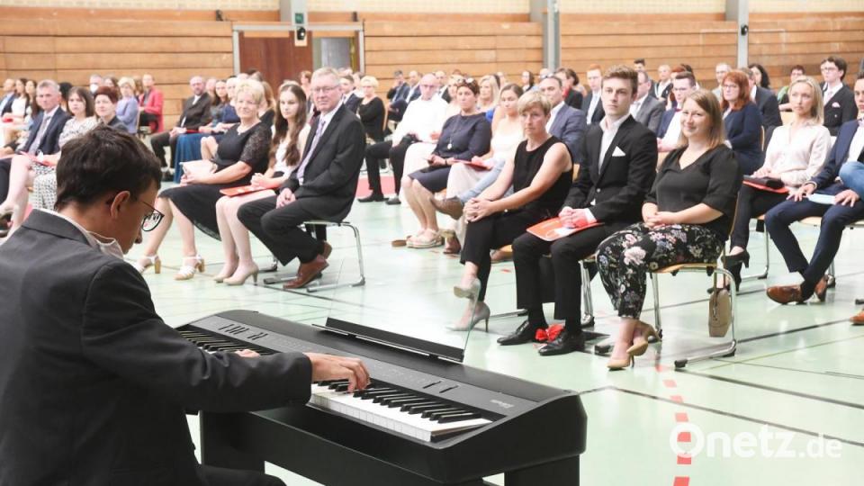 Abiturient Florian Schieder begleitete die Zeremonie am Klavier. Bild: Gabi Schönberger