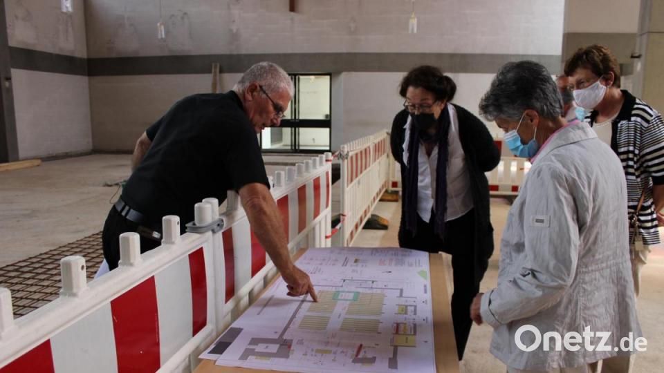 Interessiert betrachteten die Besucher die Pläne. Architekt Michael Steidl (links) zeigte den Standort der neuen Empore. Bild: pko