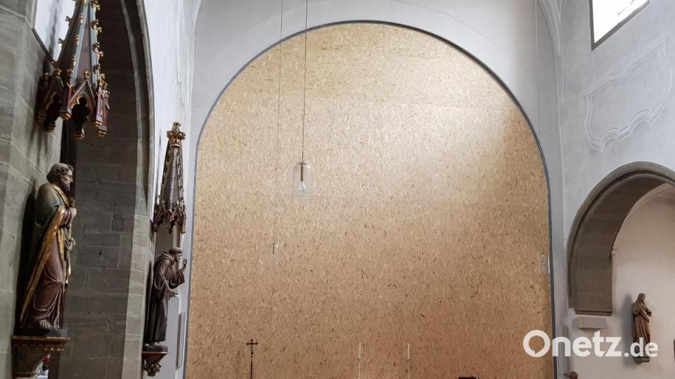Blick auf die Trennwand zum Baustellen-Bereich aus dem sogenannten &quot;alten&quot; Teil der Neunburger Pfarrkirche. Bild: mp