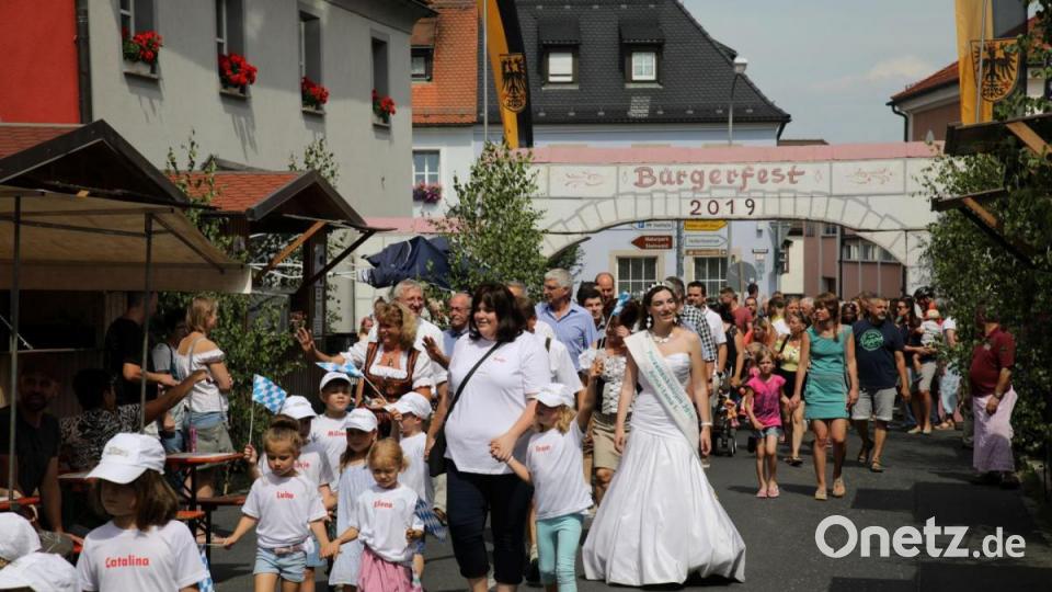An diesem Wochenende hätten die Erbendorfer ihr Bürgerfest gefeiert. Wegen Corona muss die Veranstaltung heuer ausfallen. 2019 ließen es die Gäste krachen. Archivbild: njn