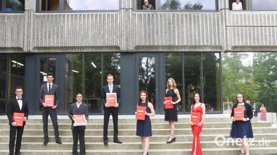 Das sind die acht Besten am Gymnasium in Neustadt: (von links) Marco Langer aus Störnstein (1,3), Markus Mathy aus Waidhaus (1,5), Florian Schieder aus Georgenberg (1,3), Jakob Neumann aus Kirchendemenreuth (1,5), Viktoria Neumann aus Flossenbürg (1,0), Selina Bernlochner aus Neustadt/WN (1,3), Hanna Schieder aus Parkstein (1,0) und Juliana Gollwitzer aus Waldthurn (1,3). Bild: Gabi Schönberger