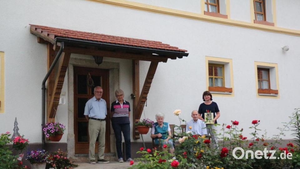 Die Autoren des Buches „Feldpost“: (von links) Herbert Benkhardt, seine Lebensgefährtin Mathilde Deubzer, (von rechts) Birgit Übelmesser mit ihren Eltern Josef und Katharina Zeitler. Bild: rpp