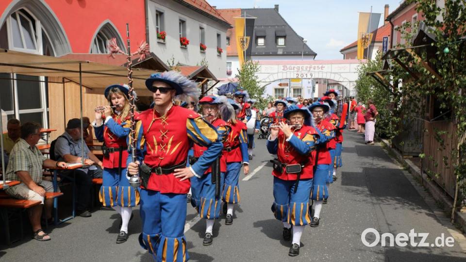 Der Einzug war die Eröffnung des 21. Erbendorfer Bürgerfestes. Auf dem Bild der Spielmannszug der Feuerwehr. Bild: njn