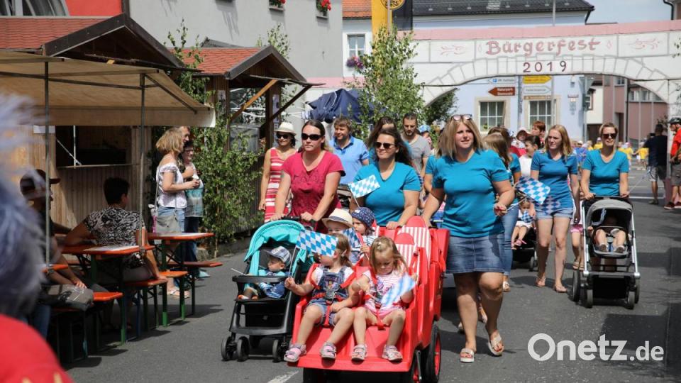 Der Einzug war die Eröffnung des 21. Erbendorfer Bürgerfestes. Am Einzug beteiligten sich auch die Kinderkrippe und die Kindergärten. Bild: njn