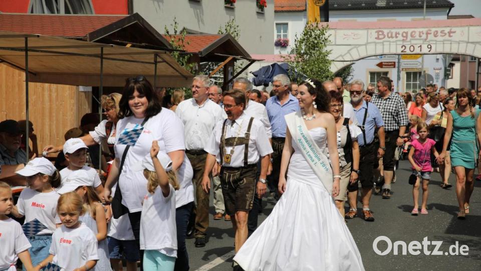Der Einzug eröffnet das 21. Erbendorfer Bürgerfest. Bild: njn